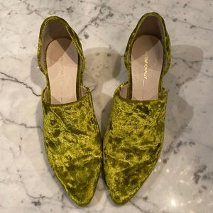 Women’s Intentionally Blank apple green velvet heels, size 7.